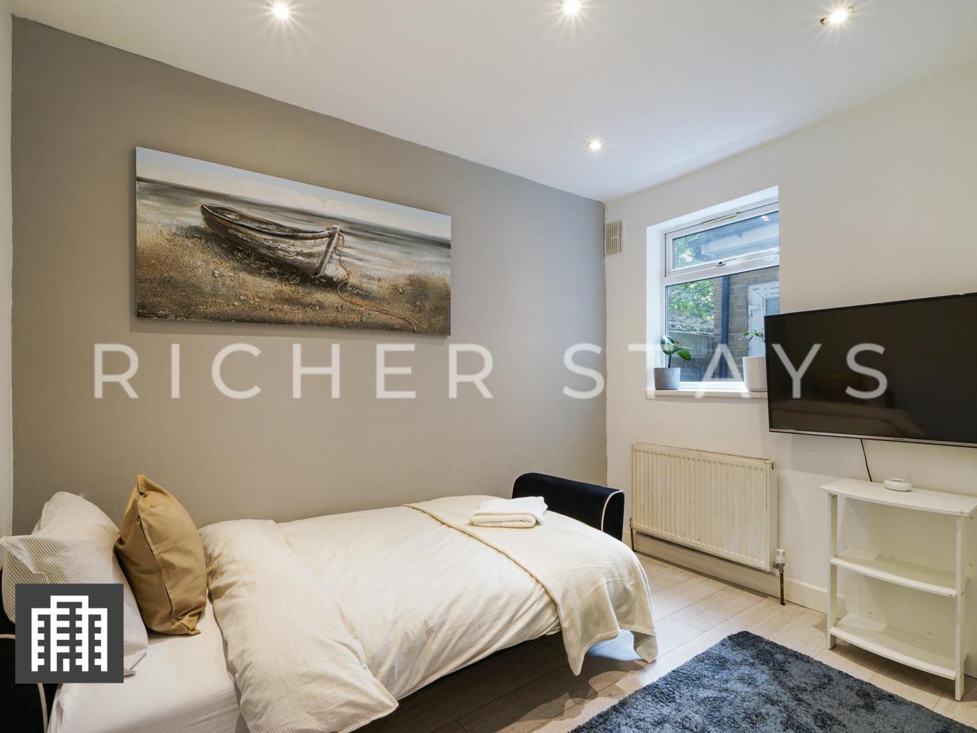 Large Home For Contractors & Families - Garden & Amenities London Exterior photo